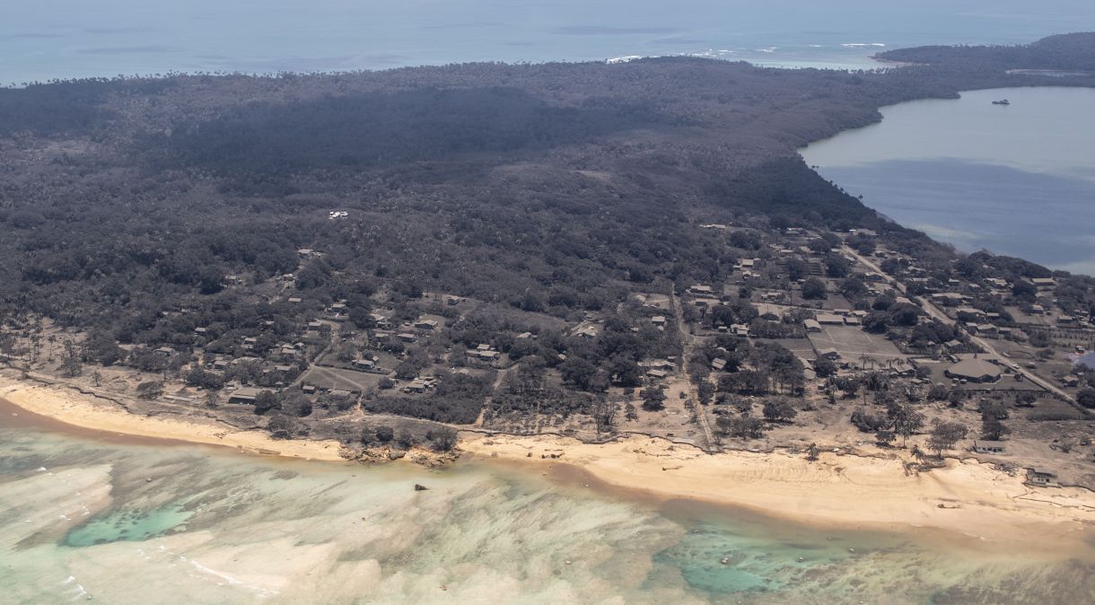 Imagens aéreas da ilha de Nomuka, em Tonga, mostra casas e vegetação cobertas pelas cinzas do vulcão que entrou em erupção no úhltimo sábado (15)