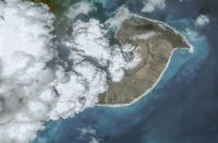 Erupção de vulcão em Tonga libera água suficiente para encher 58 mil piscinas