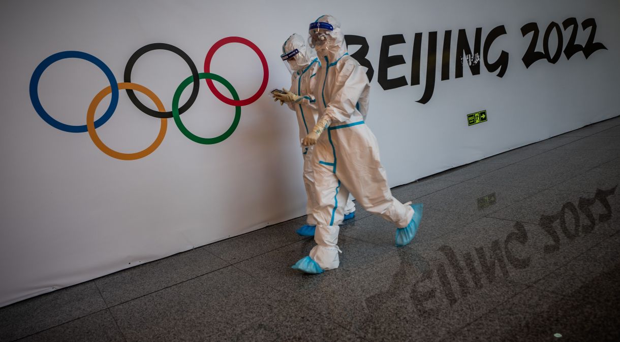 Agentes sanitários cuidam dos últimos preparativos para as Olimpíadas de Inverno em Pequim