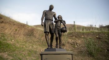 Artista colocou estátua no local do acidente de helicóptero que matou estrela da NBA, sua filha e outras sete pessoas