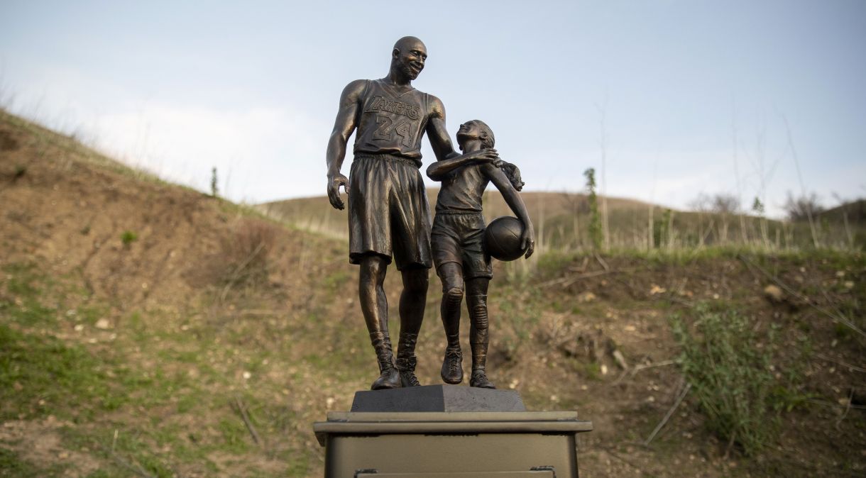 Estátua de bronze feita pelo artista Dan Medina homenageia o atleta Kobe Bryant e sua filha, Gianna Bryant, duas vítimas de um acidente de helicóptero em 2020