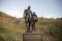 Estátua de bronze homenageia Kobe e Gianna Bryant dois anos após suas mortes