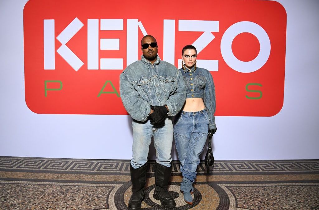 Ye (Kanye West) e Julia Fox foram ao desfile da Kenzo durante a semana de moda masculina em Paris