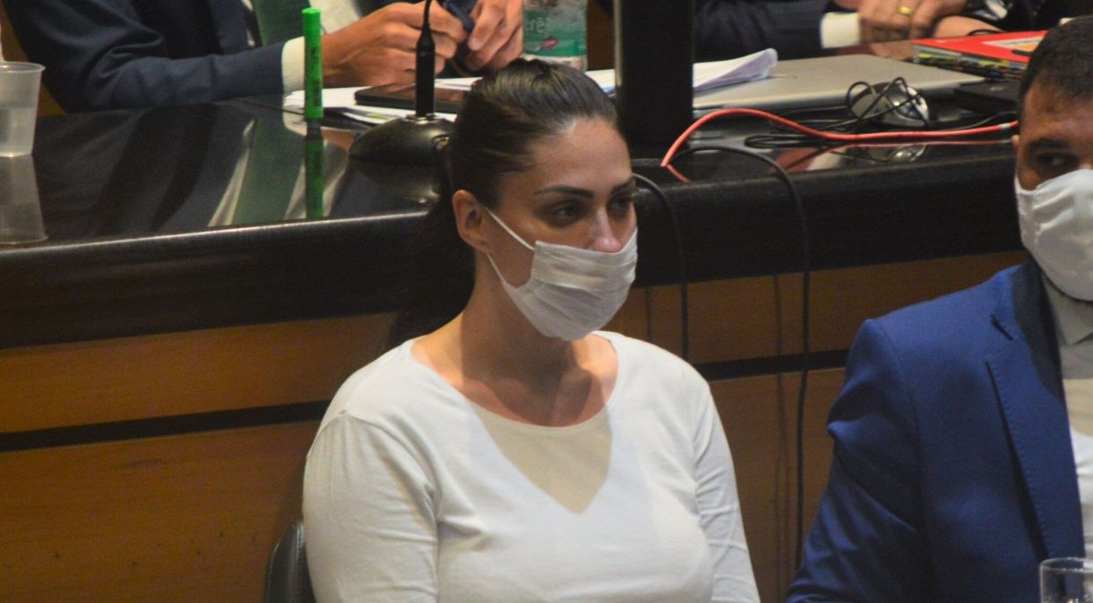 Monique Medeiros durante audiência do caso de Henry Borel, seu filho, morto aos 4 anos em 2021