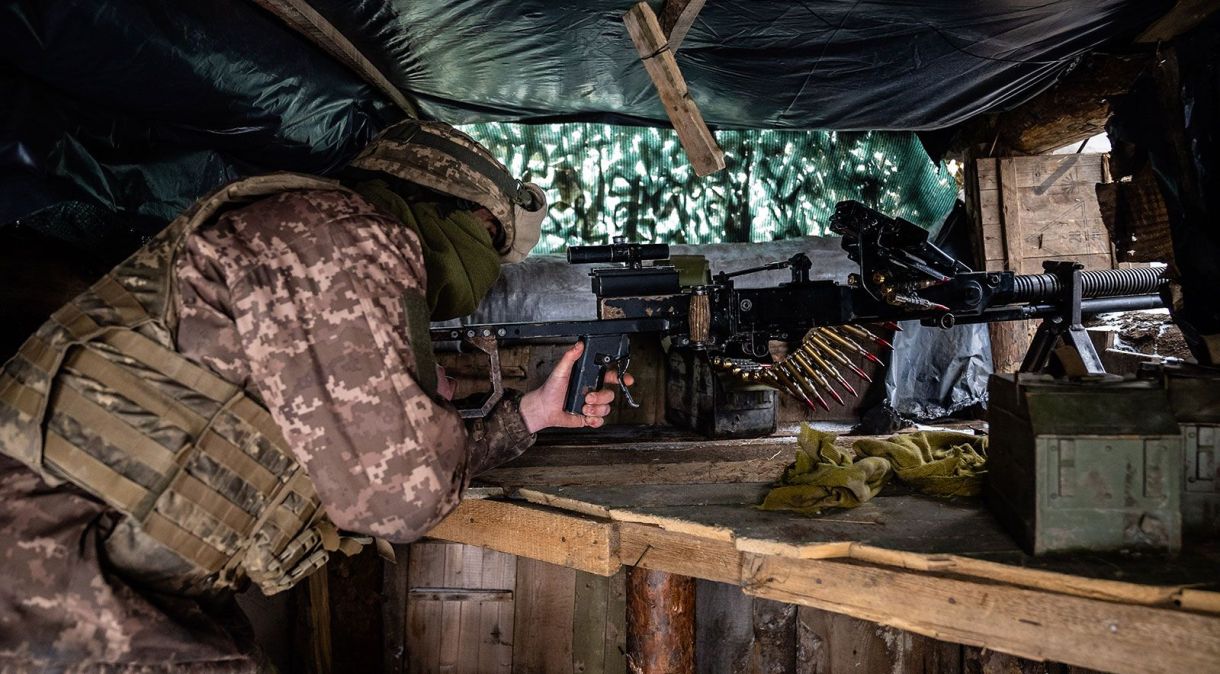 Um soldado ucraniano em uma posição de artilheiro em uma trincheira na linha de frente, em Slov'yanoserbs'k, região de Luhansk, na Ucrânia. Esses soldados acreditam que um ataque russo é inevitável e o esperam em breve