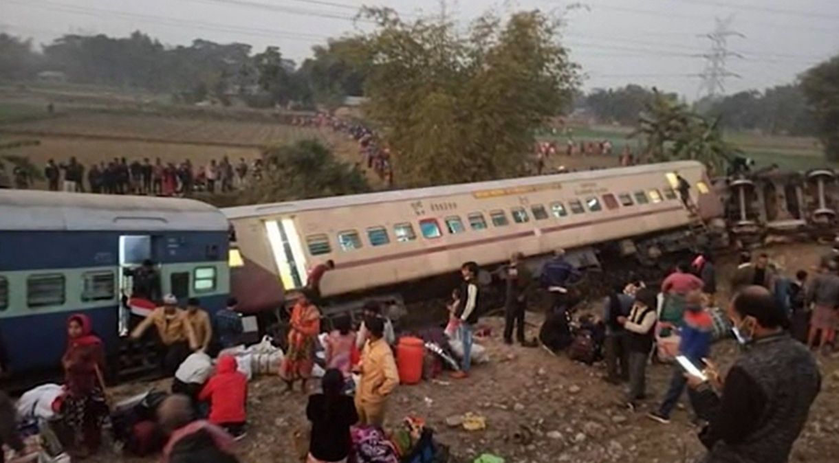 Trem descarrilado na Índia