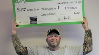 Dennis Willoughby foi a uma loja de conveniência e decidiu pegar um bilhete de loteria instantânea