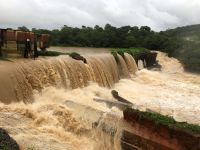 Barragem em MG pode romper; famílias estão ilhadas em área de risco, diz prefeito