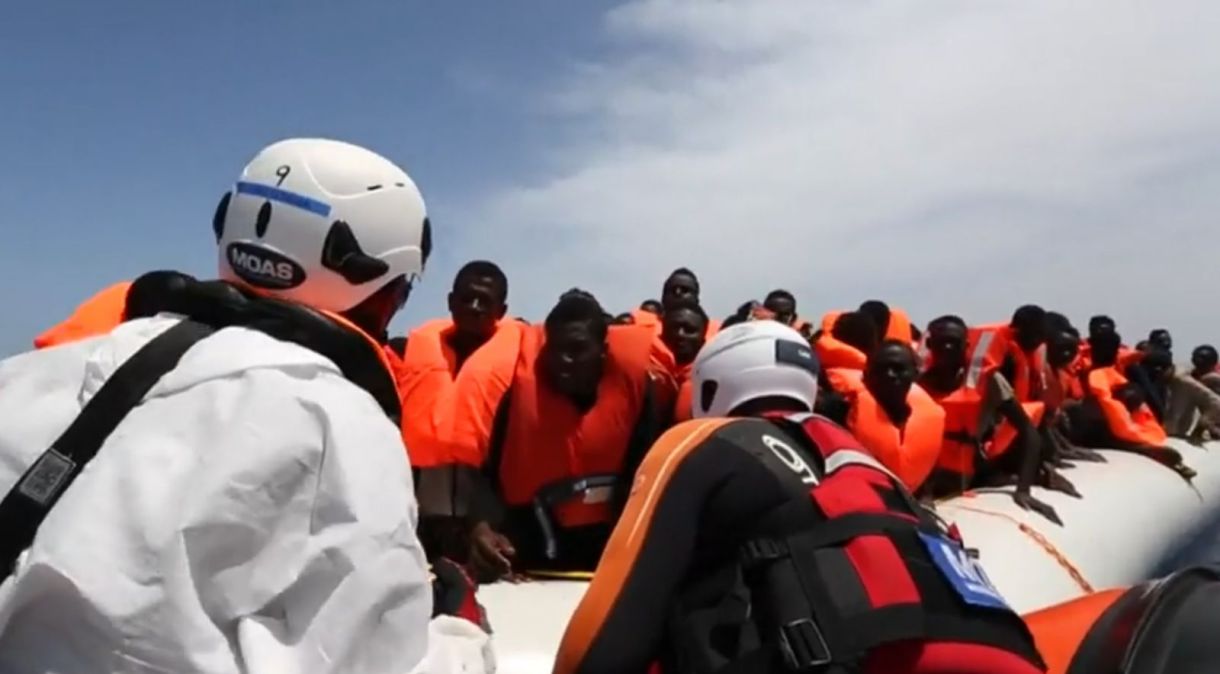 Guarda costeira italiana realizou o resgate de mais de 300 imigrantes que estavam a bordo de uma pequena embarcação em alto-mar