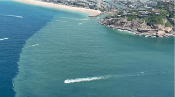 Segundo o Instituto Estadual do Ambiente (Inea), o fenômeno é resultado de uma variação das marés e o banho de mar não é recomendado na região