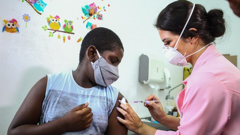 Calendário de vacinação infantil no Rio de Janeiro segue de forma escalonada, conforme a chegada de doses