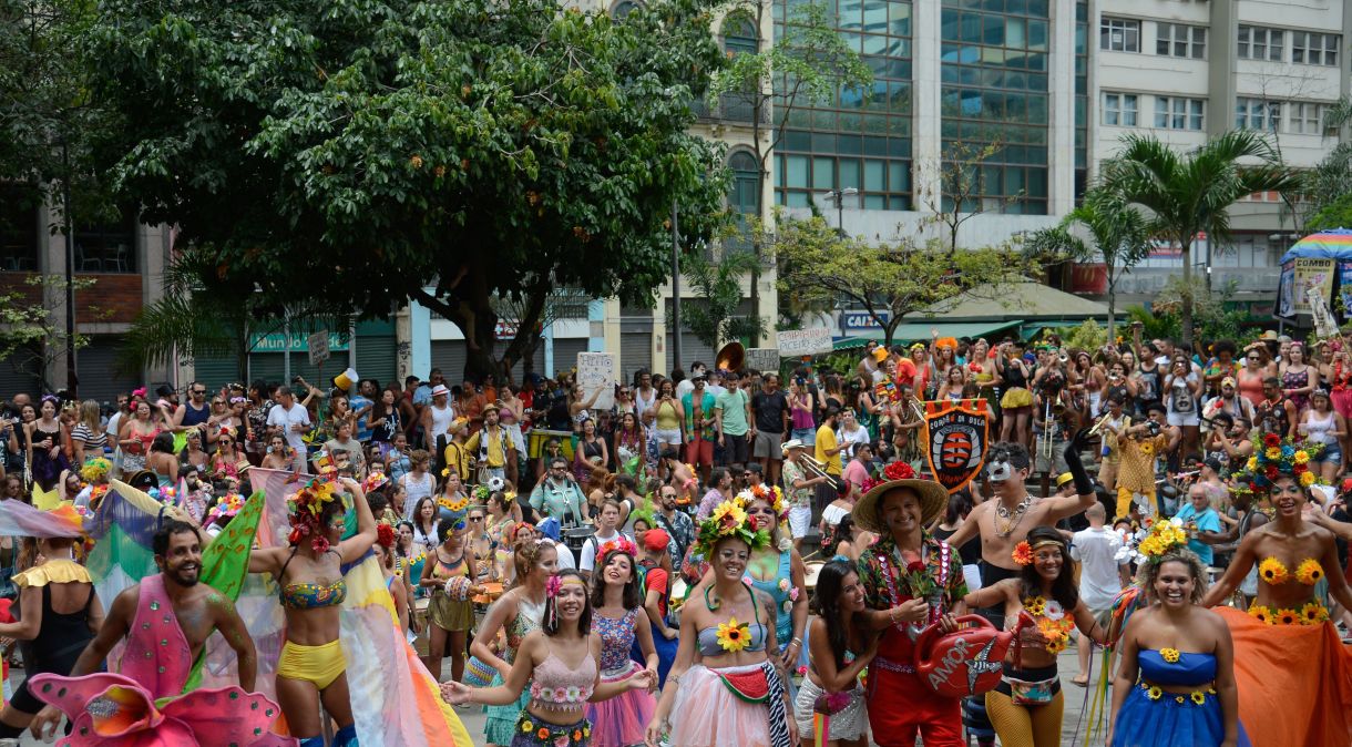Economistas ouvidos pela CNN explicam que a inflação de alguns itens vai ajudar a reduzir o faturamento do Carnaval em 2022