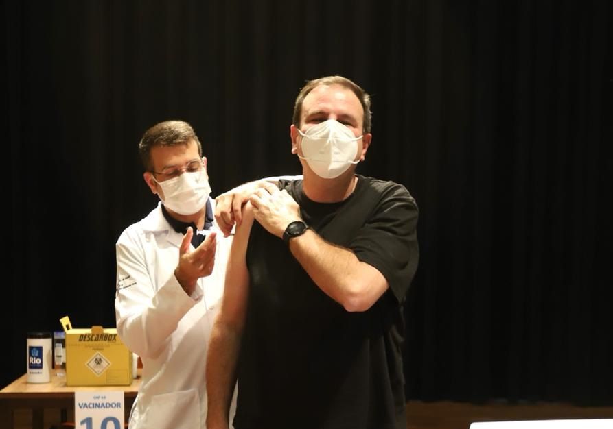 Eduardo Paes recebe terceira dose da vacina contra o coronavírus