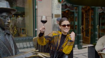 Elisa Veeck apresenta quatro episódios da série "Vinhos de Portugal: Tradição e Tecnologia", nos quais explora a indústria vinícola do país