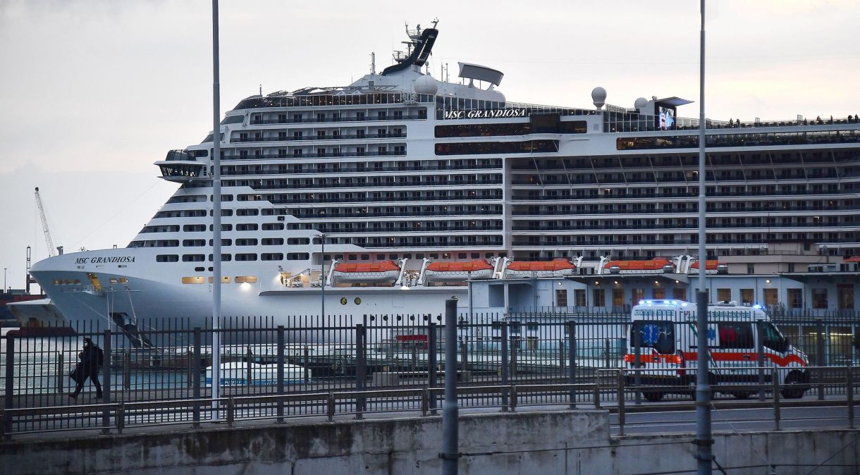 MSC Grandiosa, atracado em porto na Itália (03.01.2022)