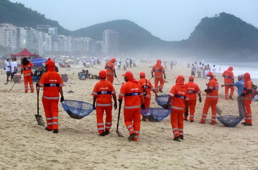 Funcionários recolhem lixo em Copacabana