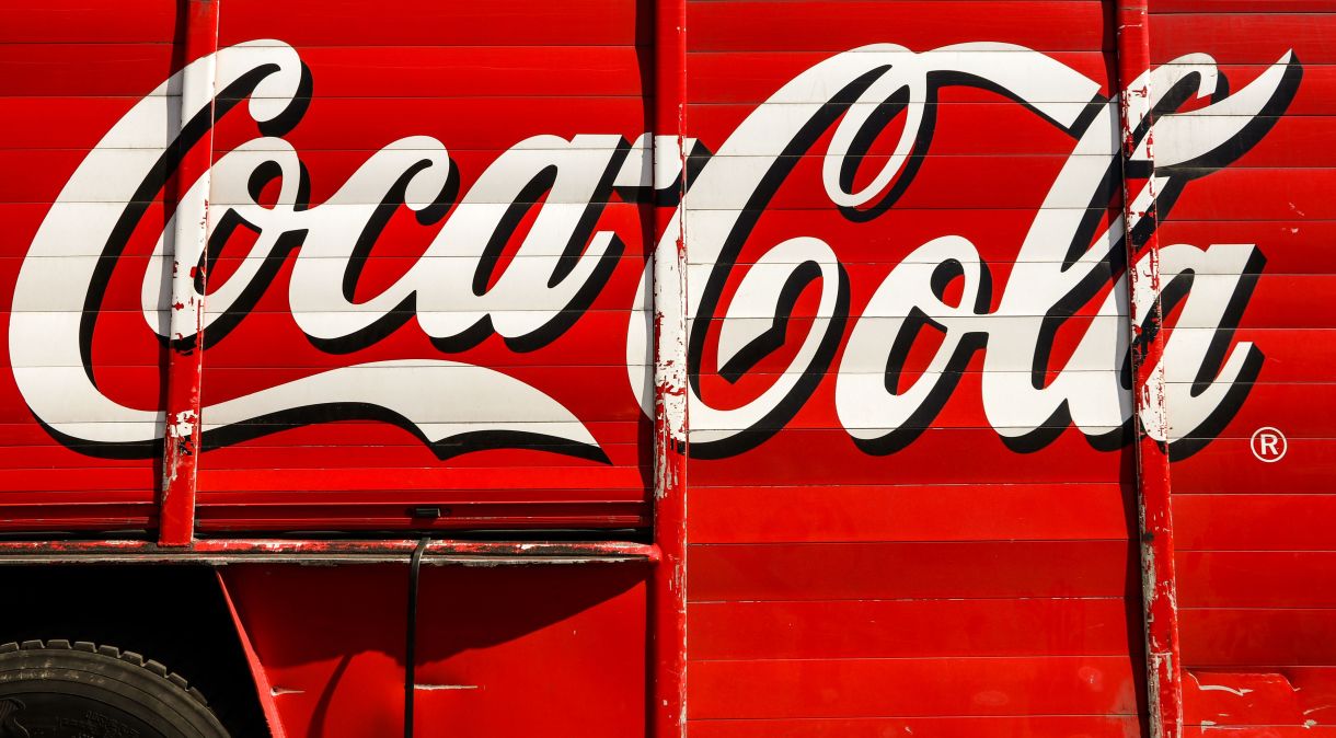 Após a divulgação dos números, a ação da Coca-Cola subia 1,03% no pré-mercado da Bolsa de Nova York