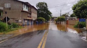 De acordo com as prefeituras locais, a cidade de Petrópolis está em pior situação; há 49 ocorrências com deslizamentos e os moradores de áreas de risco estão sendo direcionados a pontos de apoio 