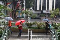 Domingo de Natal será quente e com chuvas na maior parte do país, diz previsão