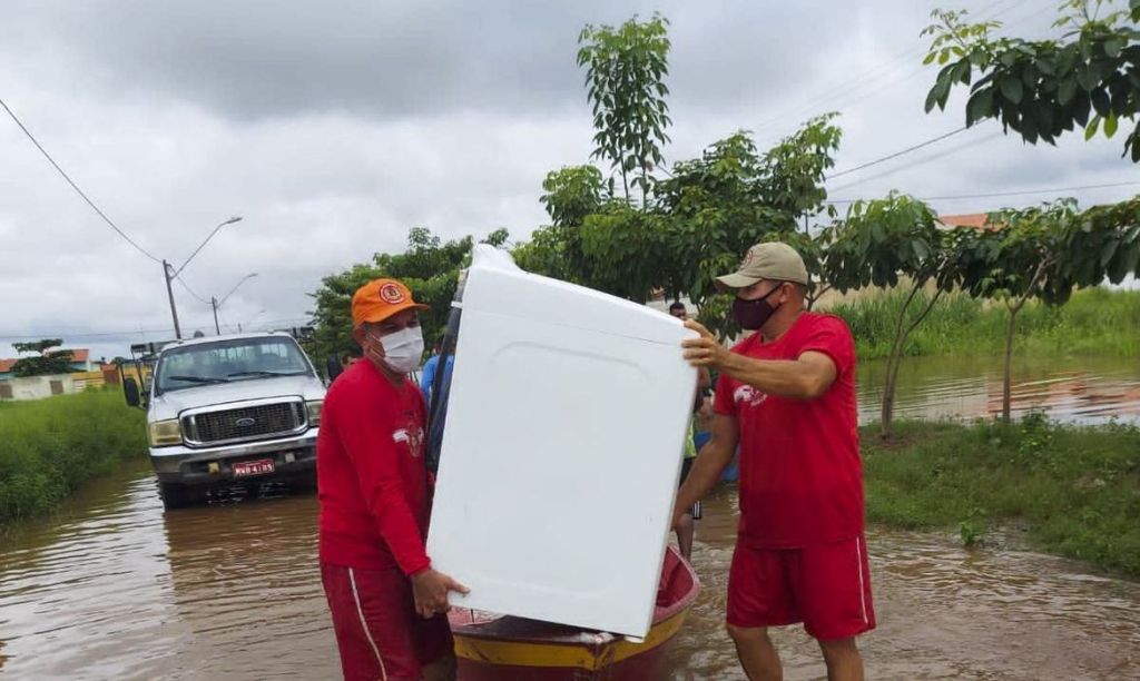 Bombeiros ajudam atingidos pelas enchentes no Maranhão
