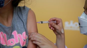 Pediatra comenta decisão da cidade de São Paulo, que ampliou intervalo entre a 1ª e 2ª dose do imunizante de 14 a 28 dias para faixa etária dos 6 aos 17