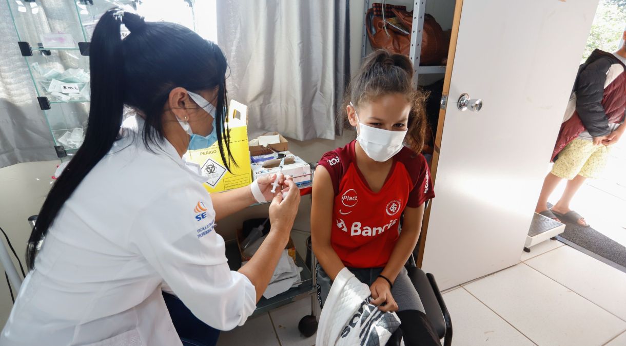 Criança sendo vacinada contra a gripe em Porto Alegre; a partir do dia 19, será a vez da vacina contra a Covid-19 na cidade