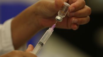Alguns municípios começaram a vacinar idosos e pessoas imunossuprimidas; comunidade científica ainda não vê evidências para aplicação na população em geral 