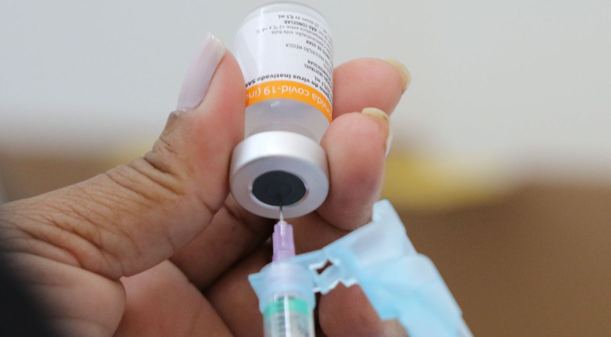 Dose de vacina contra a Covid-19 sendo preparada por profissional de saúde