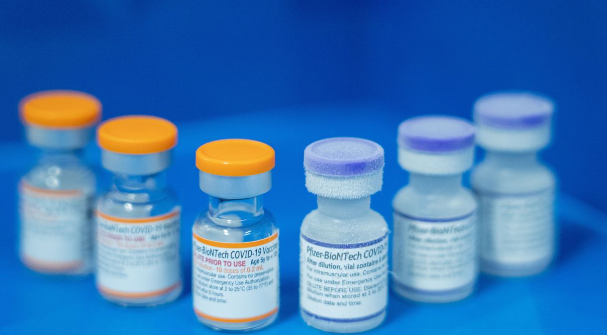Vacinas da Pfizer contra a Covid-19 para crianças (frasco laranja) e para adultos (frasco roxo)