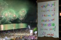 Em diferentes idiomas, mensagem “Vacina Já” foi projetada em Copacabana durante virada