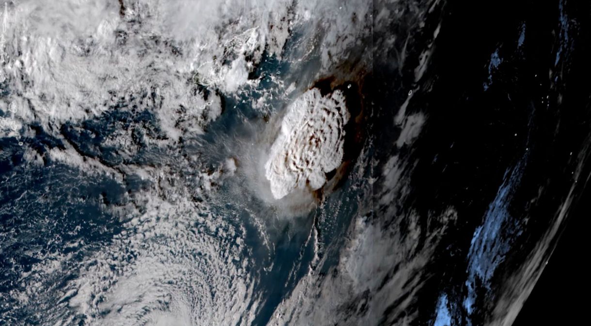 Vulcão submarino no Pacífico Sul entrou em erupção neste sábado (15)