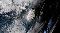 Após erupção vulcânica no oceano Pacífico, ondas atingem costa dos Estados Unidos