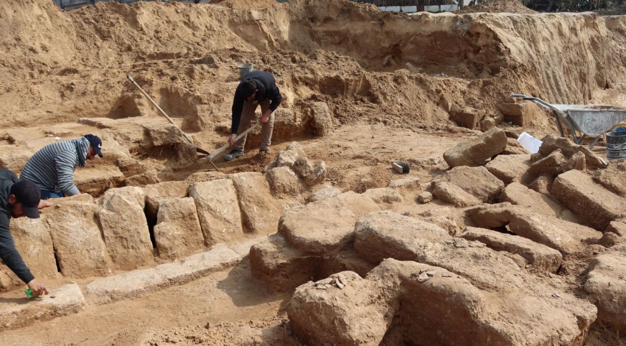 Homens trabalham em um cemitério romano recém-descoberto em Gaza, nesta foto de folheto obtida pela Reuters, 17 de fevereiro de 2022