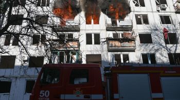Fogo foi visto nas janelas do prédio enquanto os bombeiros trabalhavam para apagar as chamas