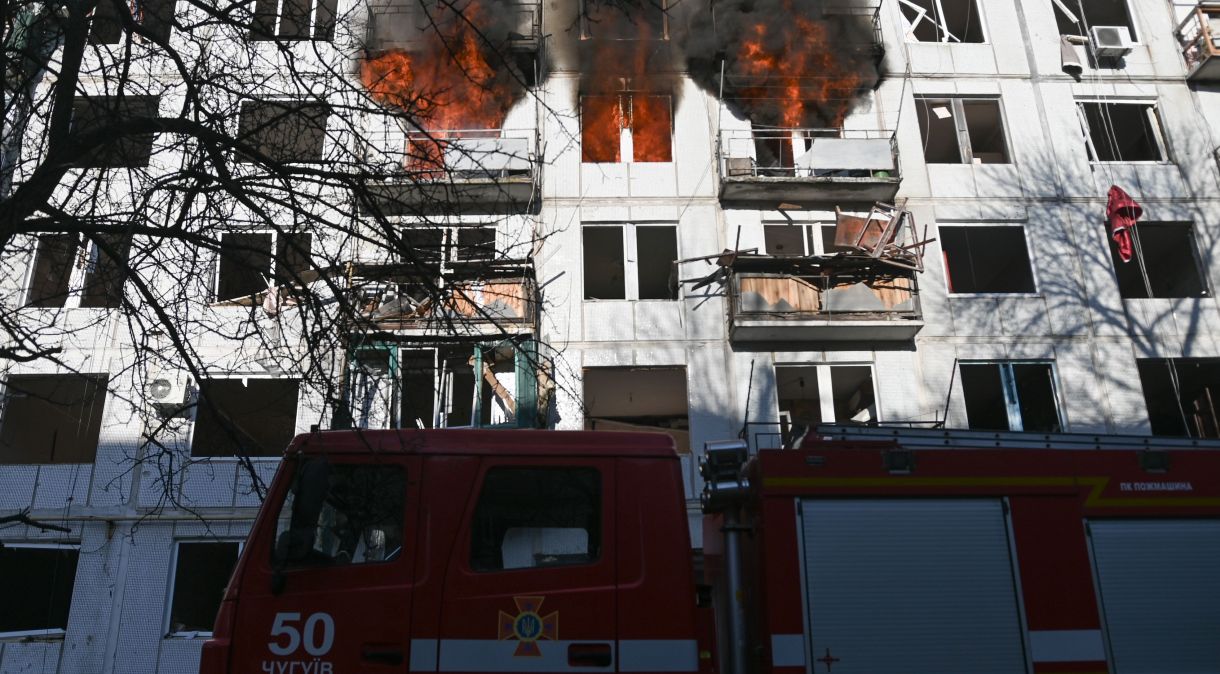 Bombeiros chegam para apagar fogo em edifício de apartamentos em Chuhuiv no leste da Ucrânia