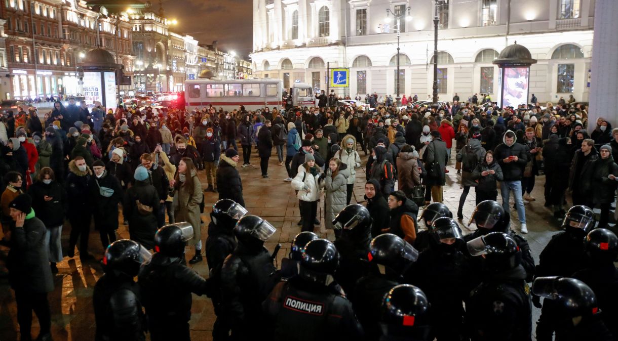 Protesto antiguerra em São Petersburgo24/02/2022REUTERS/Anton Vaganov
