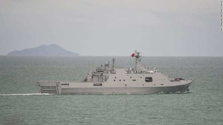 Doca de transporte anfíbio da marinha chinesa Jinggang Shan é vista em uma imagem divulgada pelos militares australianos neste sábado