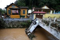 Após chuvas, Petrópolis (RJ) amanhece com carros virados e casas destruídas; veja imagens