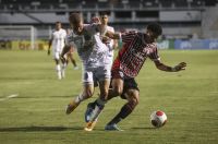 São Paulo ganha de virada com gol no fim pelo Paulistão; Santos vence em casa