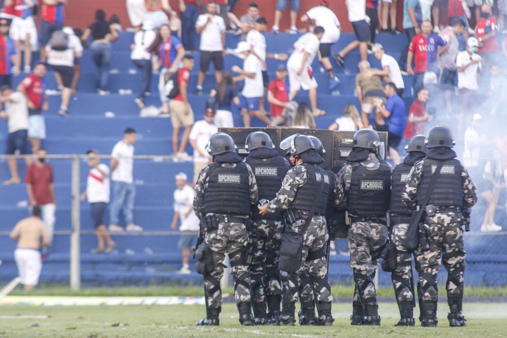 Torcedores do Paraná Clube entram em confronto com a Polícia Militar em Curitiba