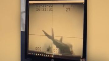 Filmagem mostra o F-35C atingindo o convés do USS Carl Vinson e explodindo em chamas