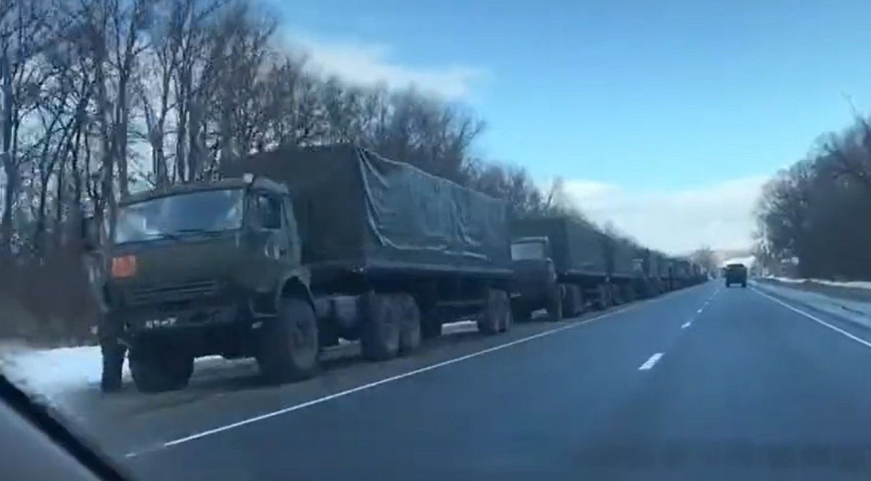 Caminhões do Exército da Rússia avançam em direção à fronteira com a Ucrânia