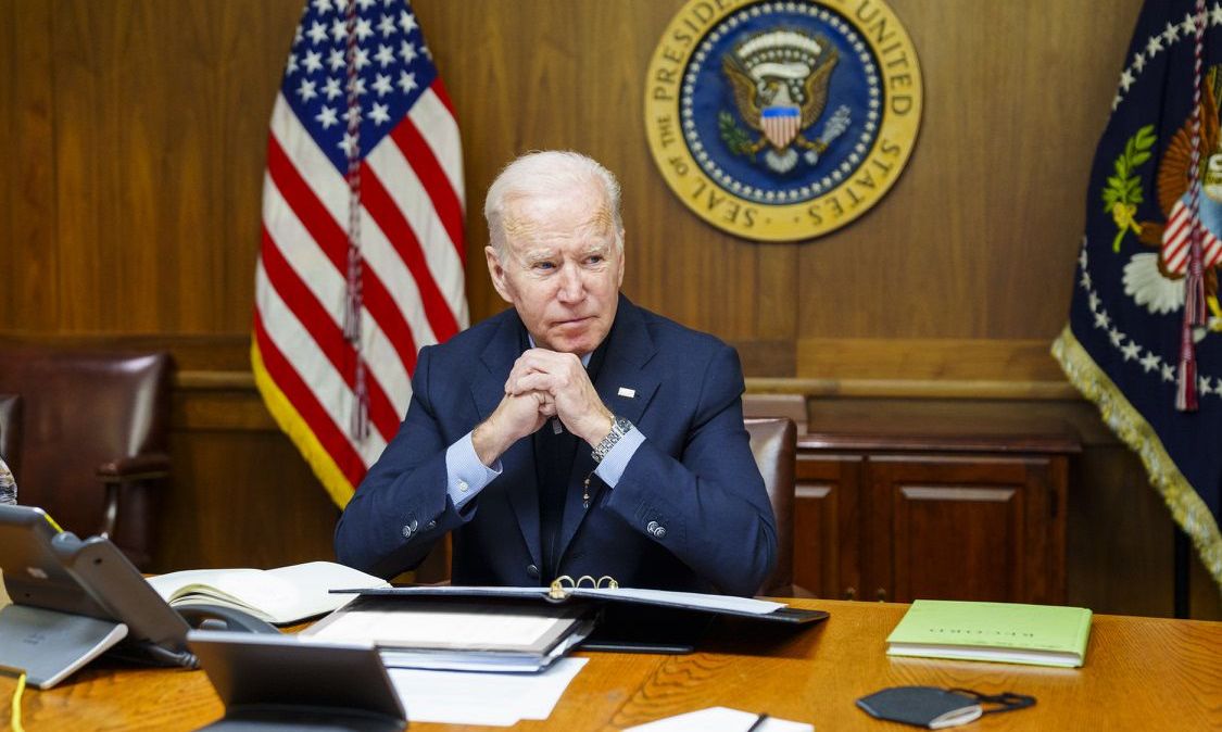 Joe Biden em chamada telefônica com Vladimir Putin, neste sábado (12).