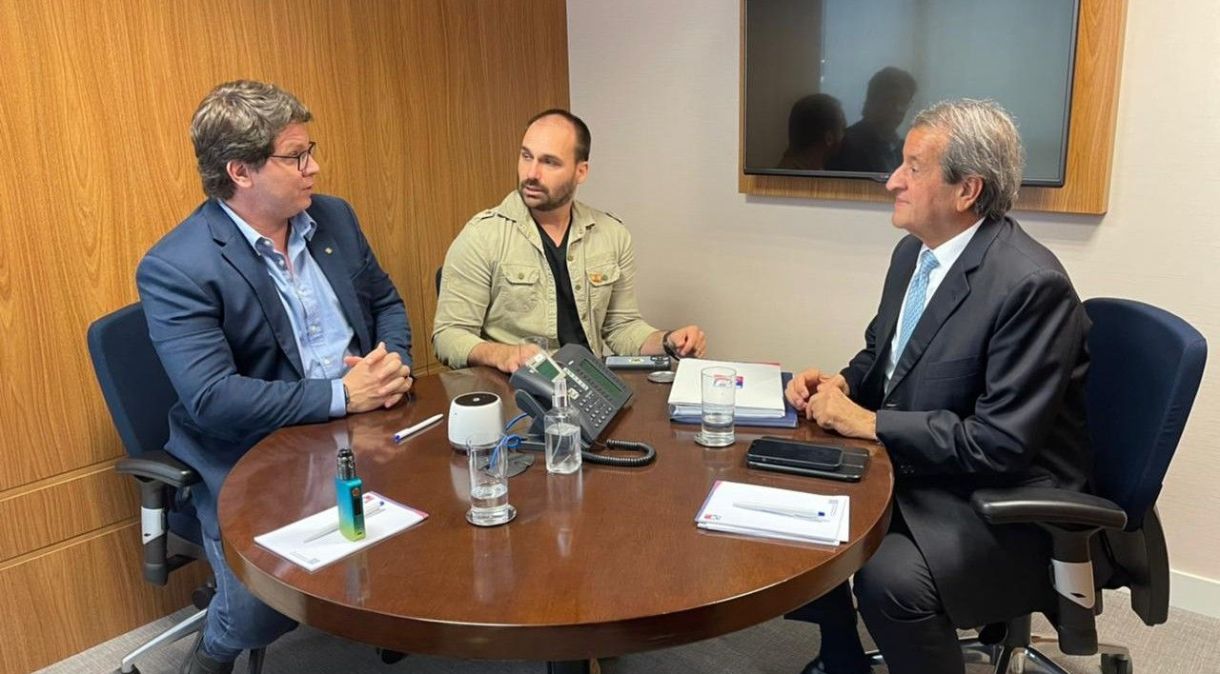 Reunião entre Eduardo Bolsonaro, Mario Frias e Valdemar Costa Neto