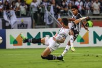 Com gol de Hulk no fim, Atlético vence em casa e assume a liderança do Mineiro