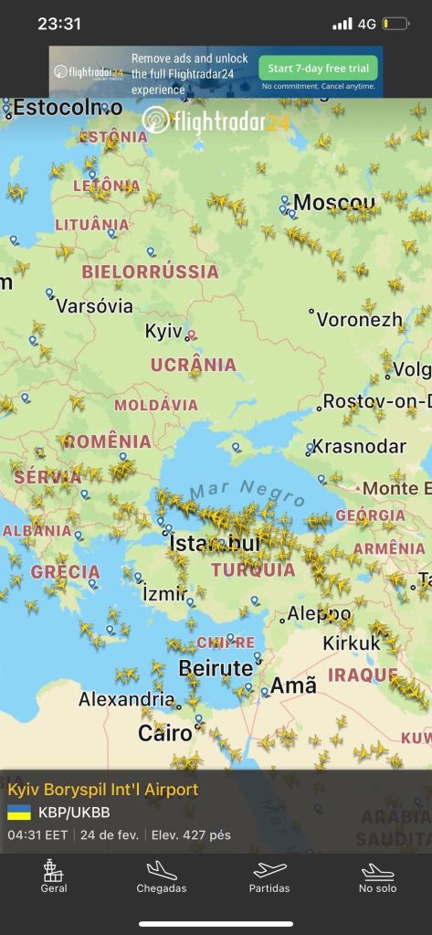 Imagem do site Flightradar24 mostram o espaço aéreo da Ucrânia com pouca movimentação na noite desta quarta-feira (23) 