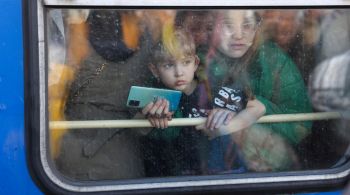 Enquanto as forças russas lançam ataques contra cidades ucranianas, famílias temerosas lotavam as fronteiras da União Europeia na esperança de entrar na Polônia, Eslováquia, Romênia e Hungria nos últimos dias