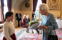 Rainha Elizabeth II faz recepção em residência antes de aniversário de coroação