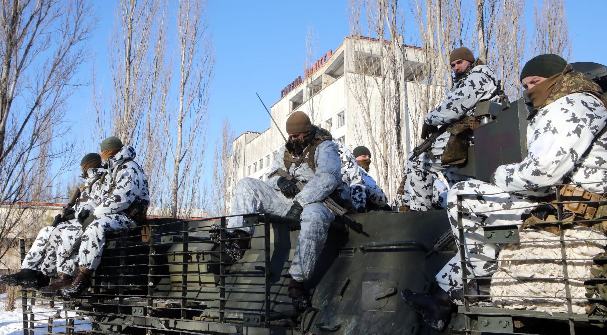 Soldados ucranianos em exercício militar em Chernobyl, local do pior acidente nuclear da história; veja imagens dos treinamentos, que acontecem em meio ao aumento de tensão com a Rússia