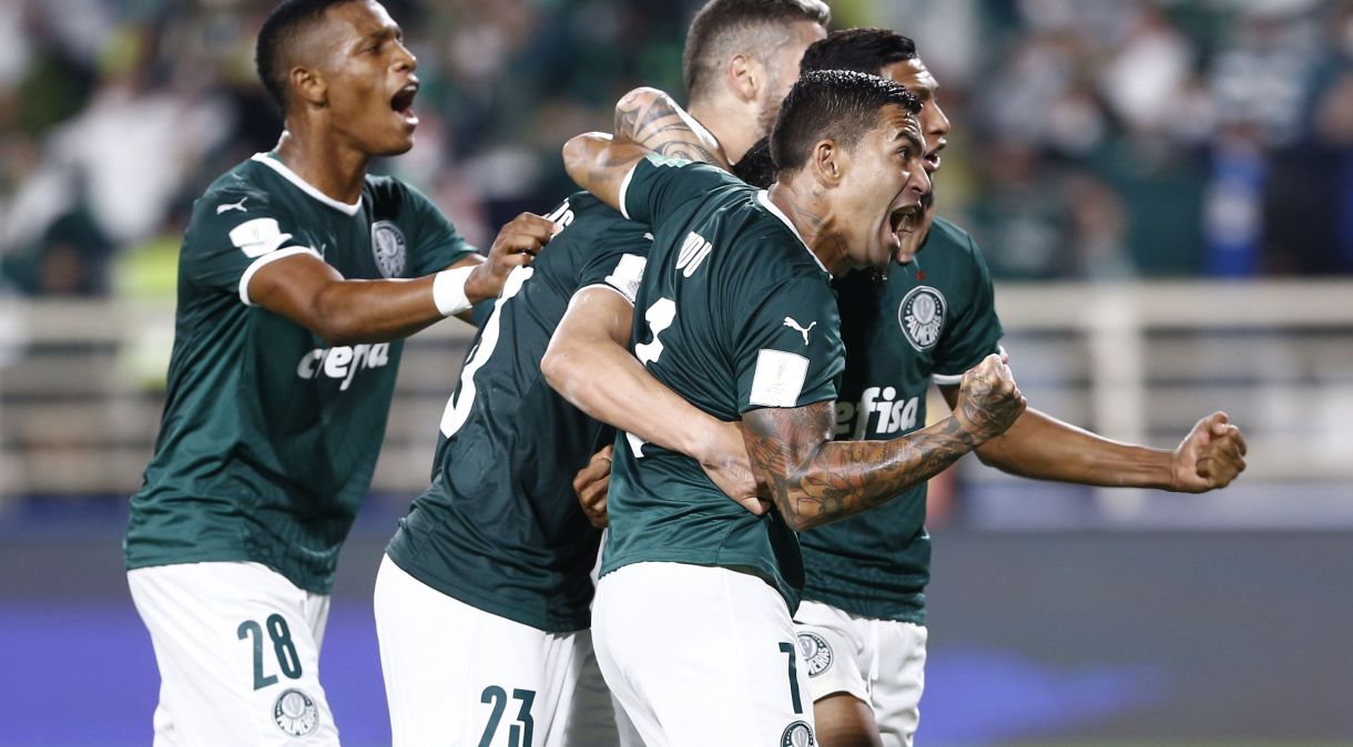 Após marcar o primeiro gol da partida, Raphael Veiga comemora com seus colegas de equipe durante a semifinal do Mundial de Clubes entre Palmeiras e Al Ahly